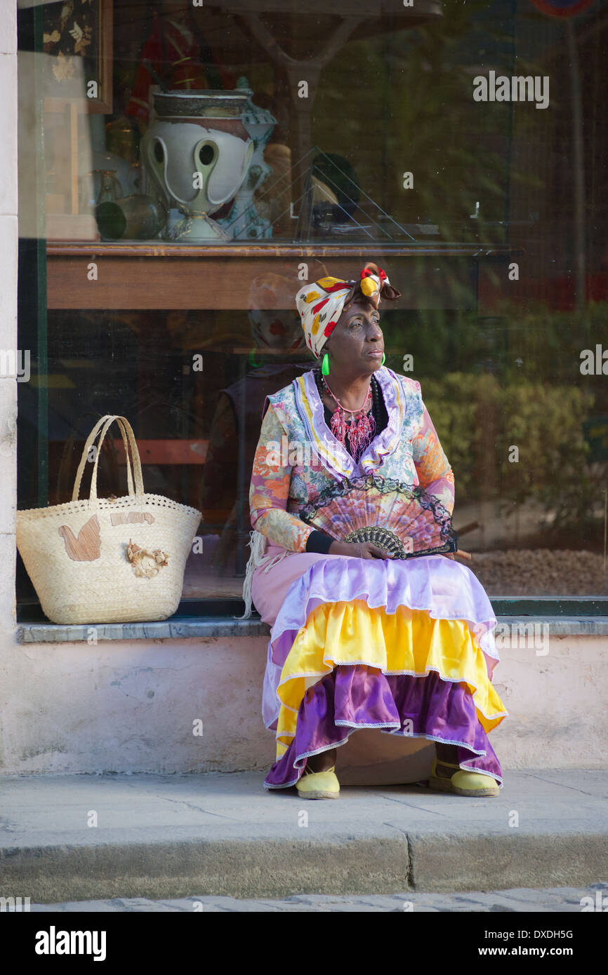 Femme assise portant des costumes traditionnels de la vieille Havane Cuba Banque D'Images
