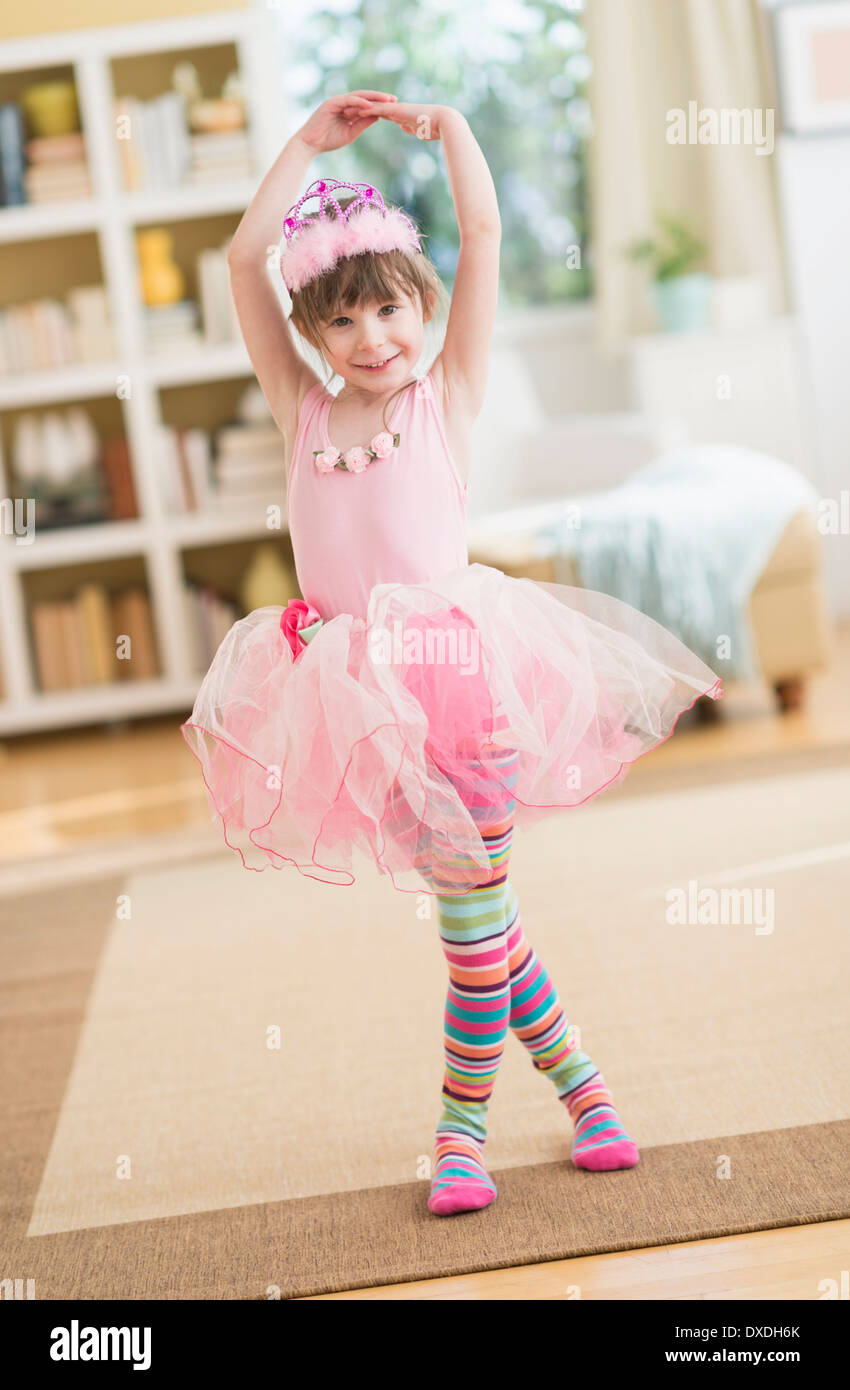 Girl (4-5) wearing tutu dancing in living room Banque D'Images