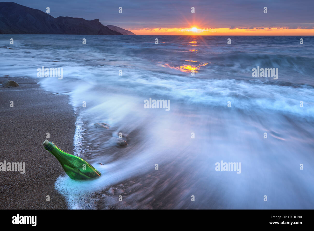Bouteille avec lettre dans l'eau de mer Banque D'Images Bouteille avec lettre dans l'eau de mer Banque D'Images