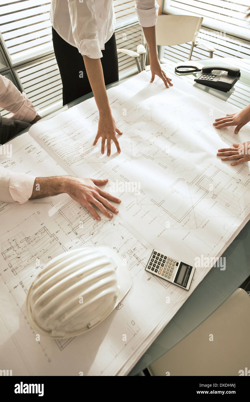 Libre de professionnels à la recherche de plans architecturaux sur 24 Banque D'Images