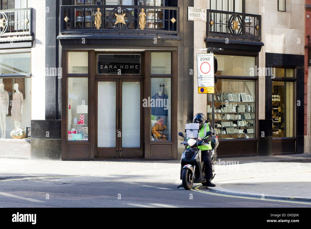 Coursier moto dans les rues de Londres, Angleterre Banque D'Images