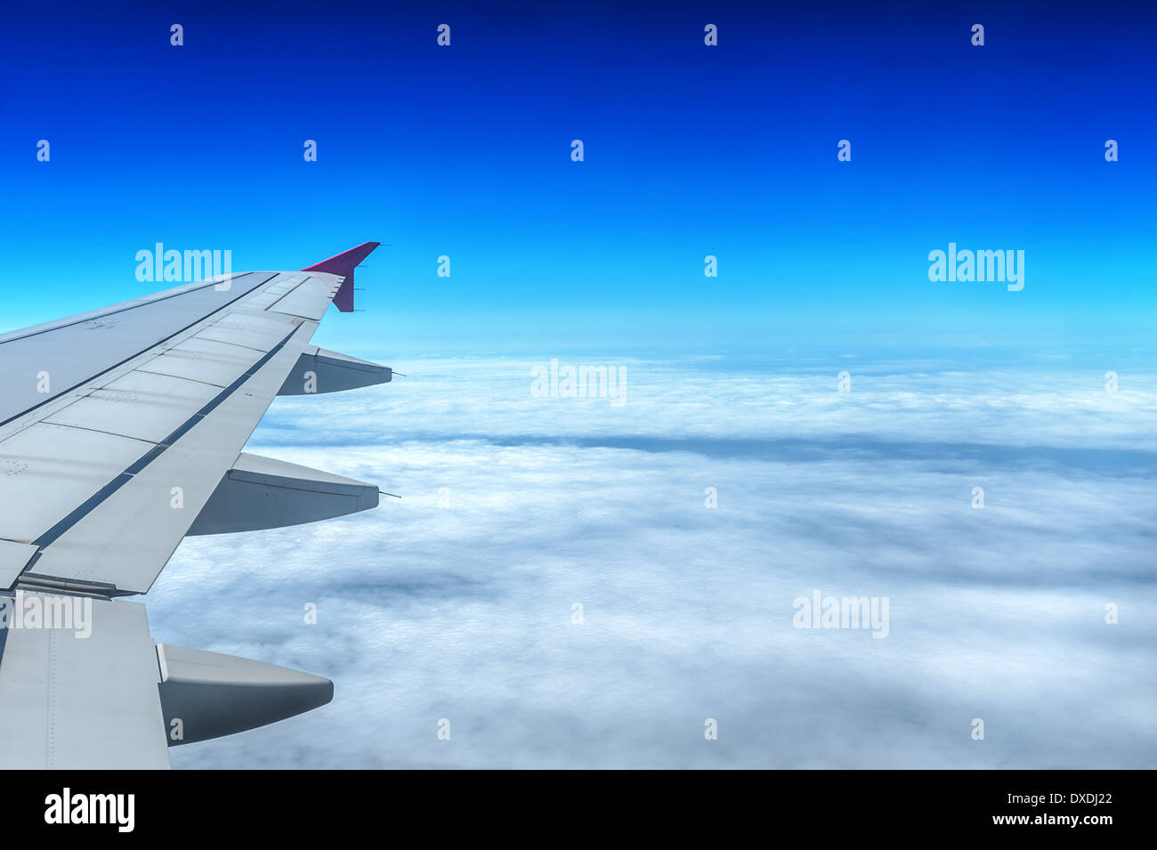 Vue à travers la fenêtre de l'avion Banque D'Images