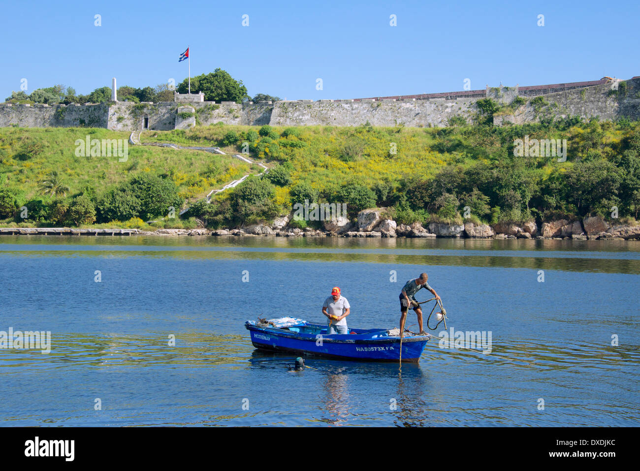 Deux hommes en bateau avec plongeur dans l'eau vieux La Havane Cuba Banque D'Images