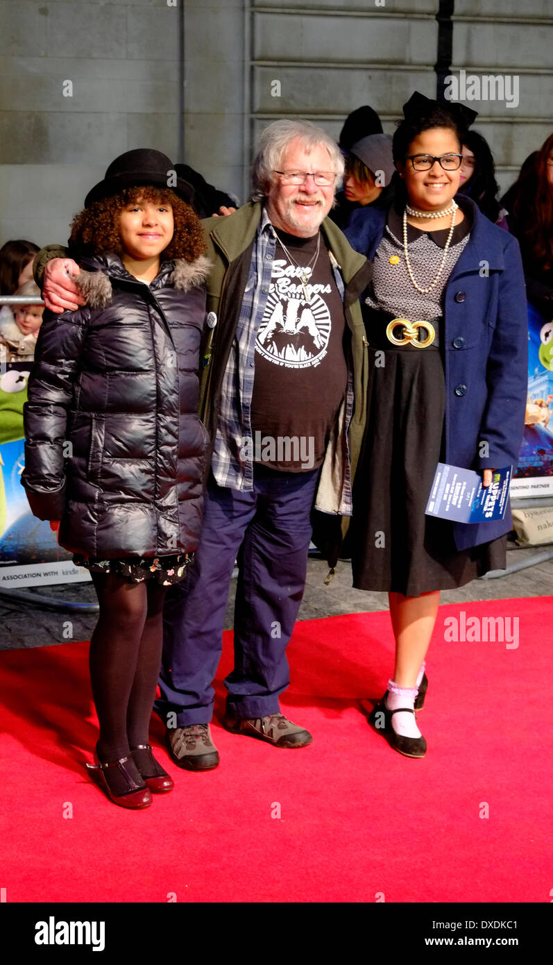 Mayfair, London, UK . 24Th Mar, 2014. Bill Oddie et des filles. Les stars de 'Muppets Most Wanted' arrivent à l'Curzon Cinema à Mayfair pour un dépistage VIP. Megawhat Crédit : Rachel/Alamy Live News Banque D'Images