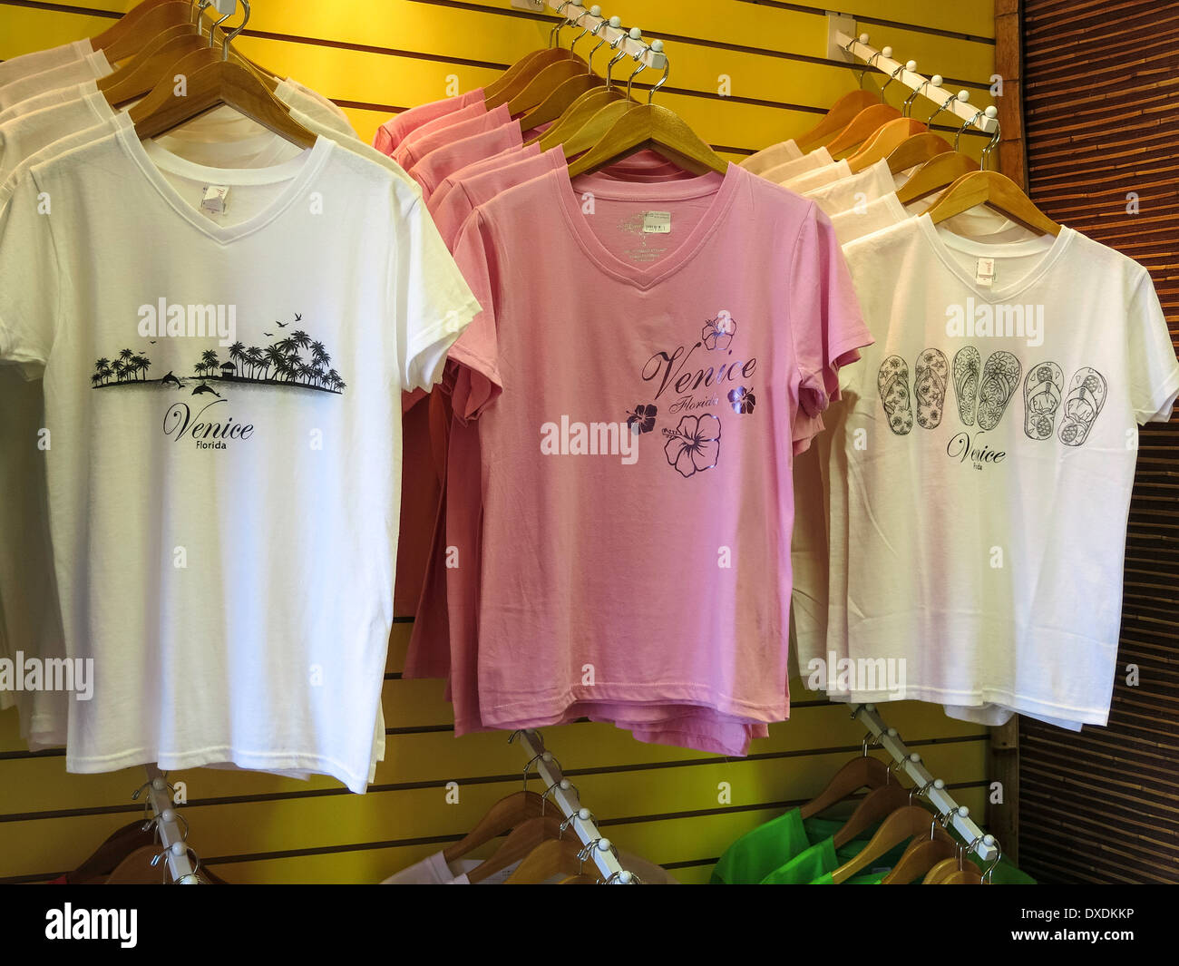 T-shirts Hanging in Venice, Florida Shop Banque D'Images