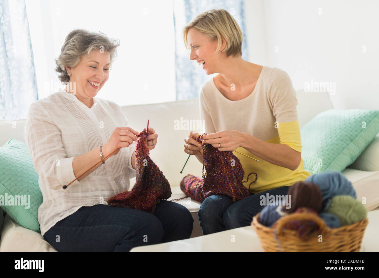 Deux femmes mûres knitting Banque D'Images