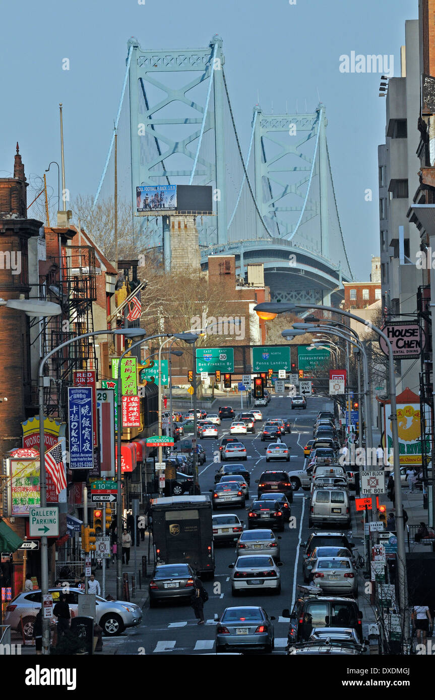 Benjamin Franklin Bridge enjambant la rivière Delaware entre Philadelphie et Camden, New Jersey. Banque D'Images