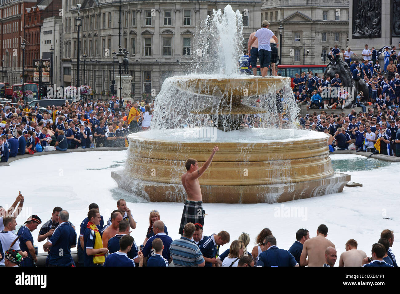 Les fans de football écossais au sommet de la foule des fontaines autour de Trafalgar Square avant le match international à Wembley entre l'Angleterre et l'Écosse Londres Royaume-Uni Banque D'Images