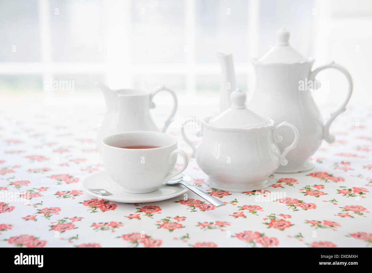 Service à thé avec une tasse de thé, Studio Shot Banque D'Images