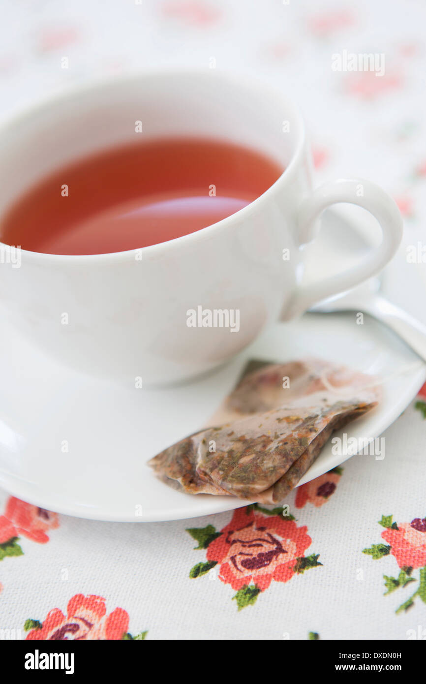 Tasse de thé avec un sachet de thé utilisé, Studio Shot Banque D'Images