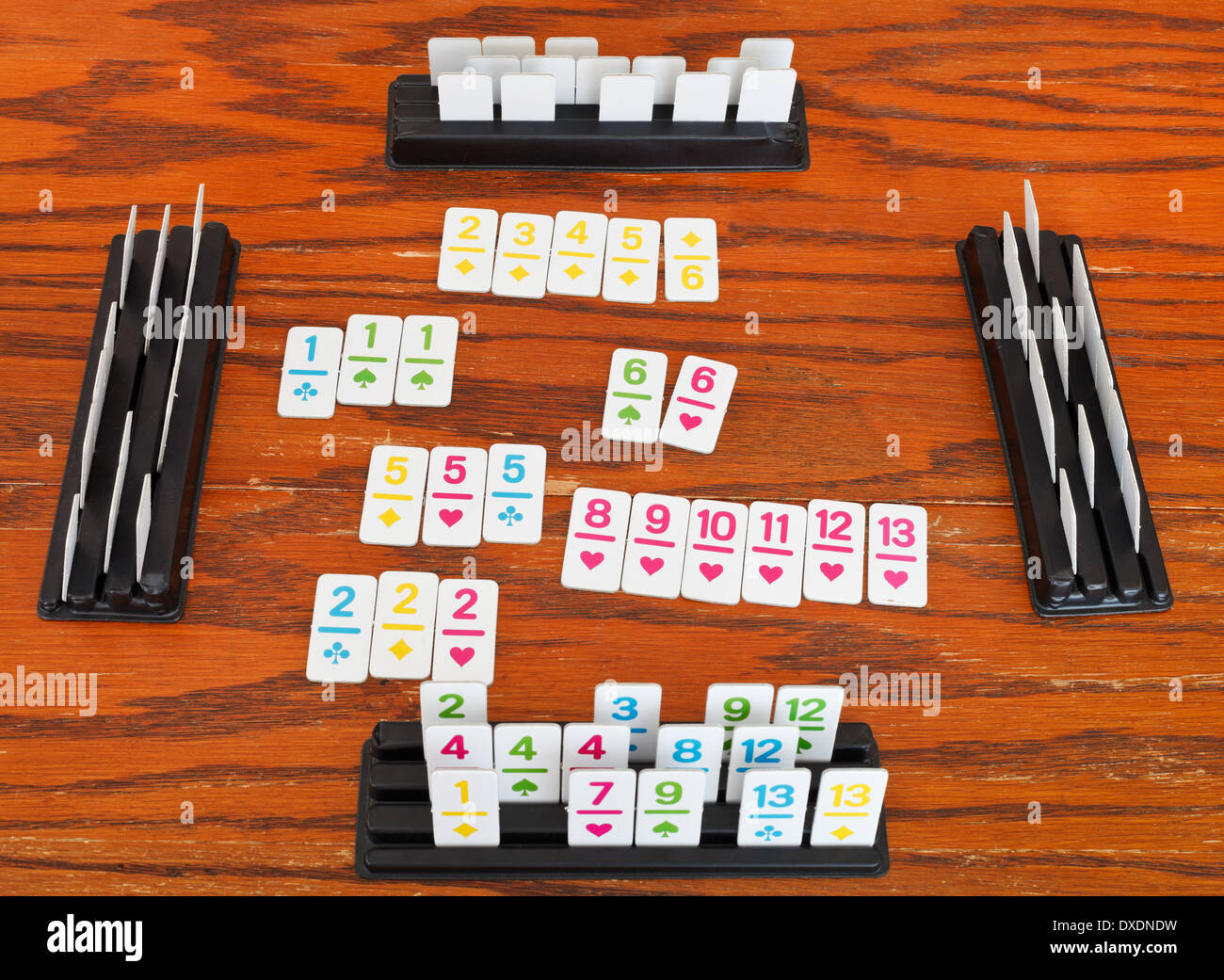 Jeu de cartes Jeu de Rami sur table en bois Photo Stock - Alamy