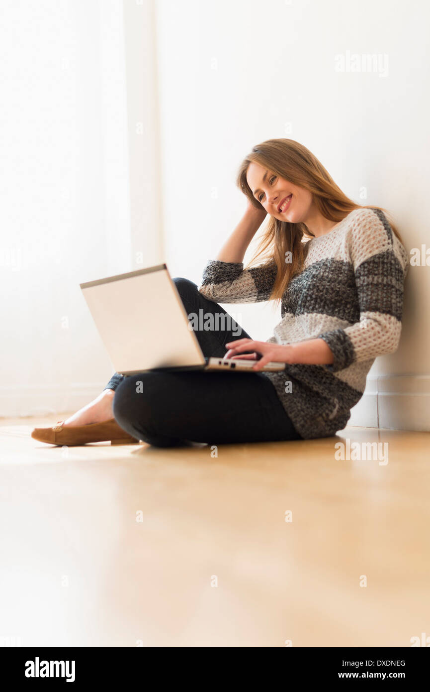 Portrait of young woman using laptop Banque D'Images