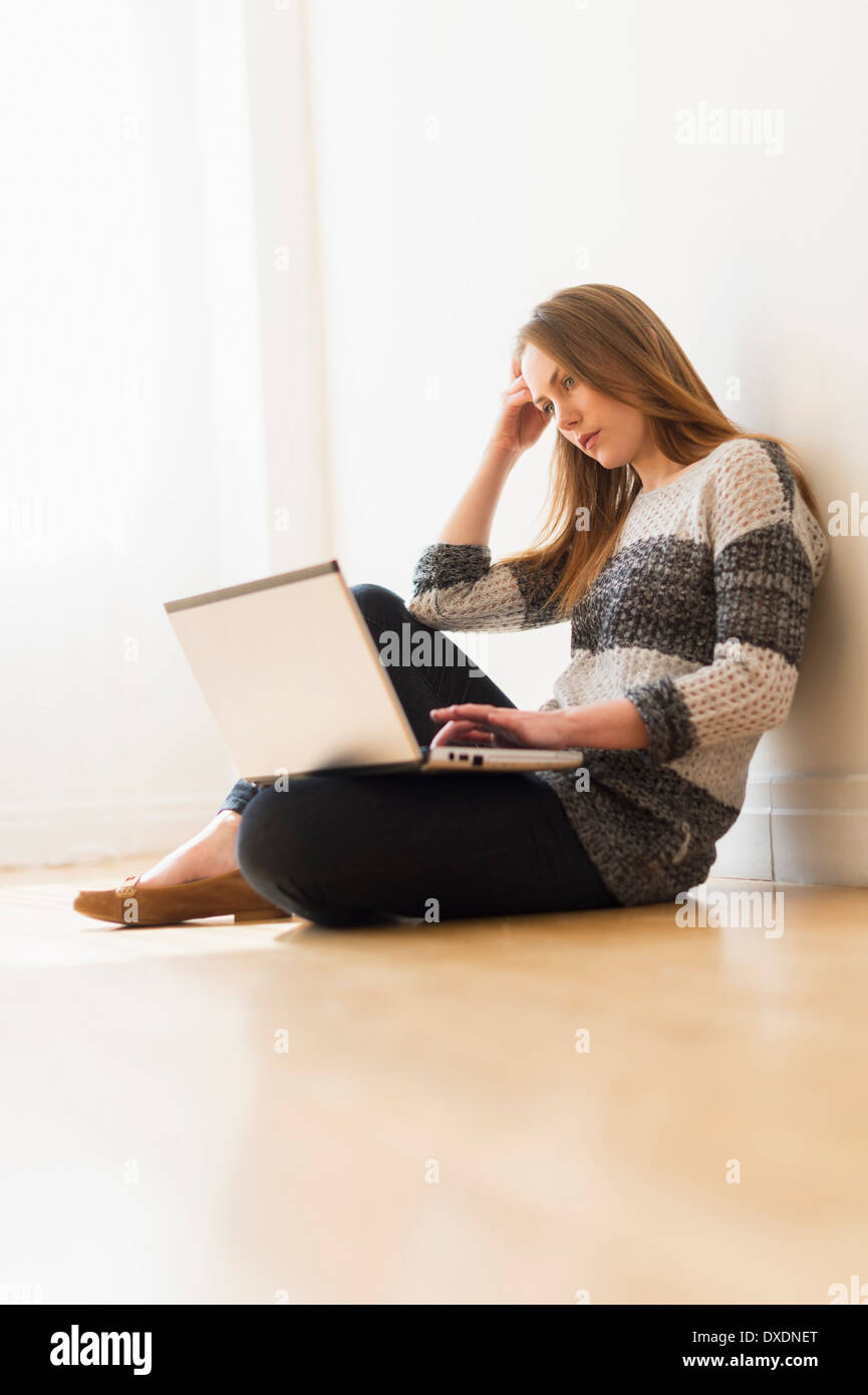 Portrait of young woman using laptop Banque D'Images
