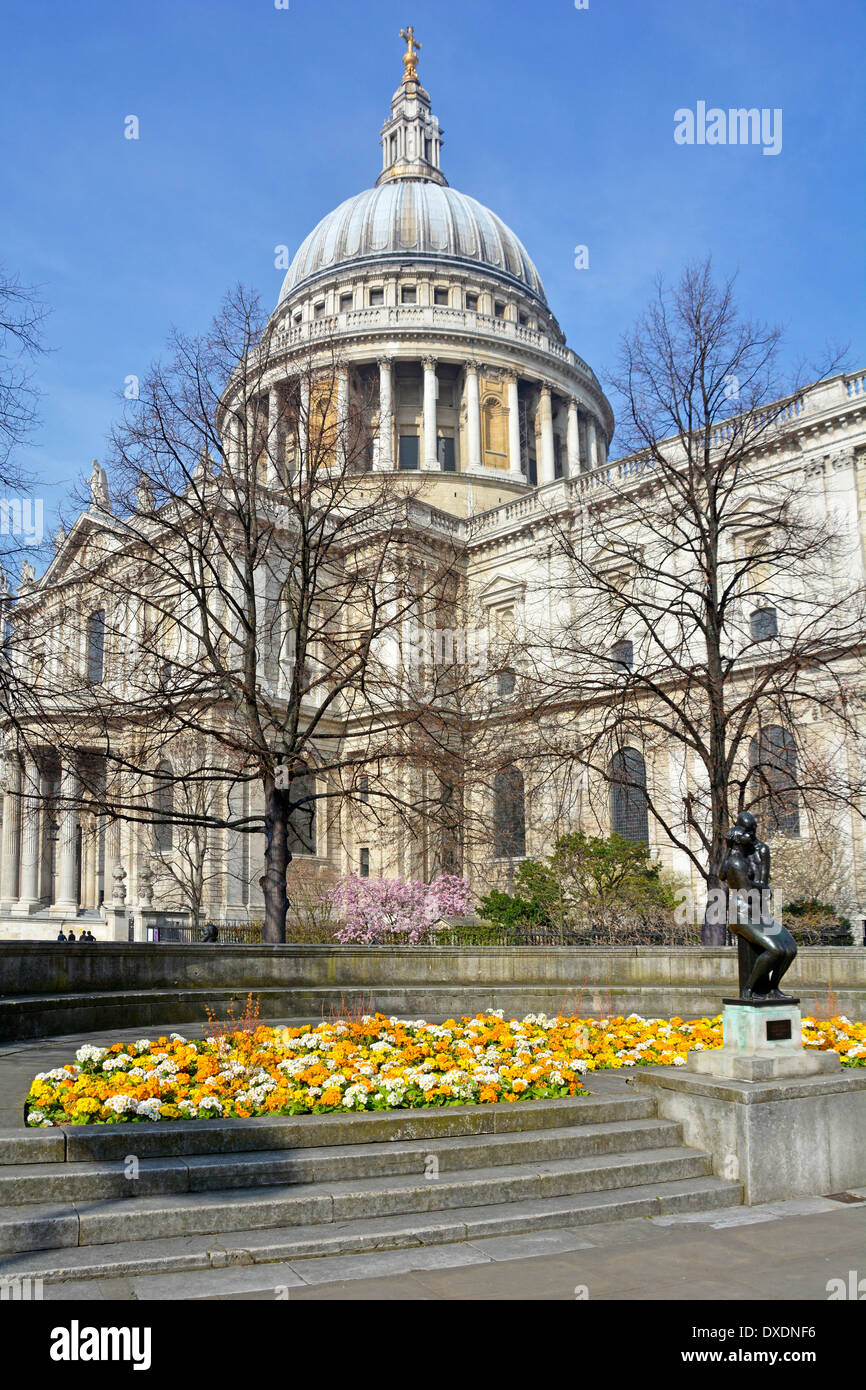 La Cathédrale St Paul avec fleur de printemps fleurs et statue Banque D'Images