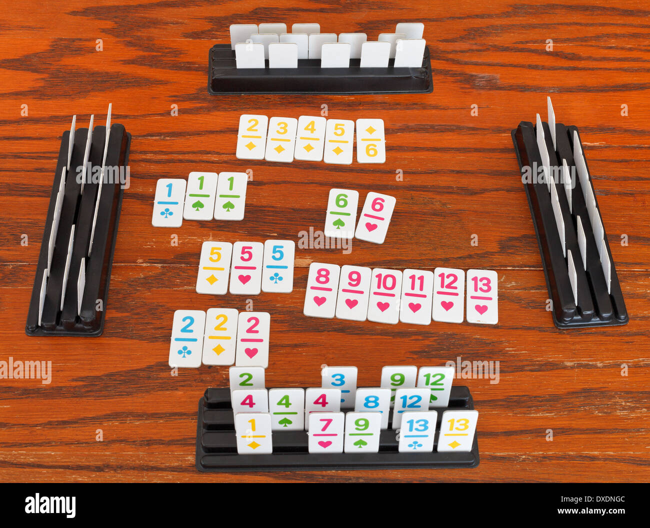 Jeu de Rami jeu de carte sur planche de bois Photo Stock - Alamy