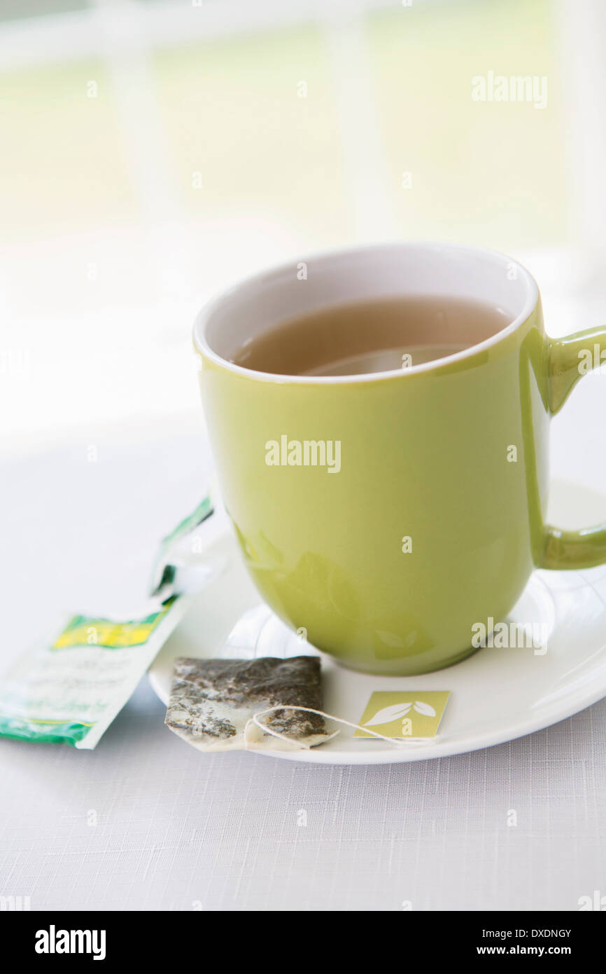 Utilisé sur un sachet de thé avec soucoupe tasse de thé vert dans une tasse, Studio Shot Banque D'Images