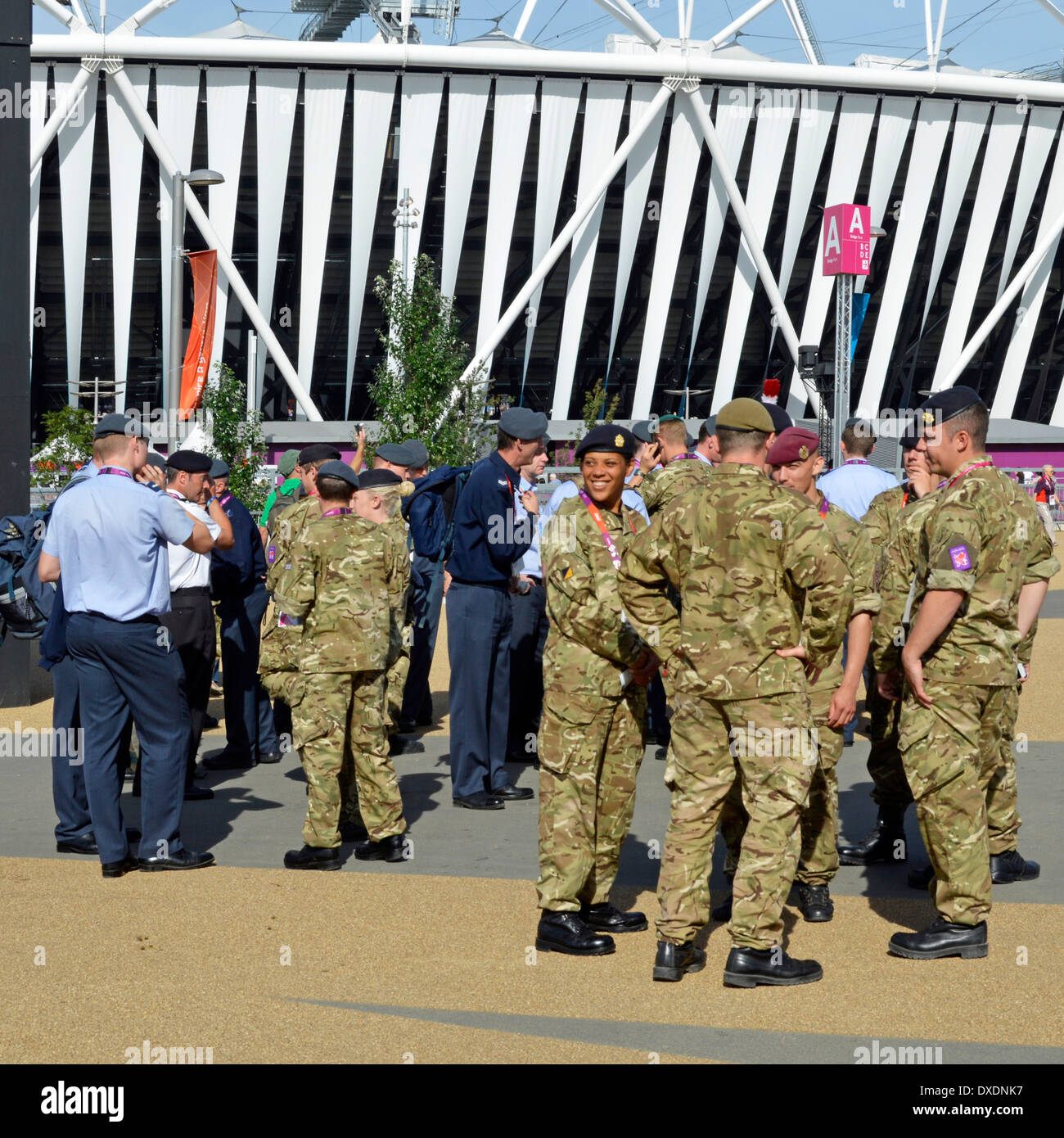 Groupe de militaires réguliers britanniques à côté du stade olympique de Londres 2012 acheté dans d'aider avec la sécurité générale Banque D'Images