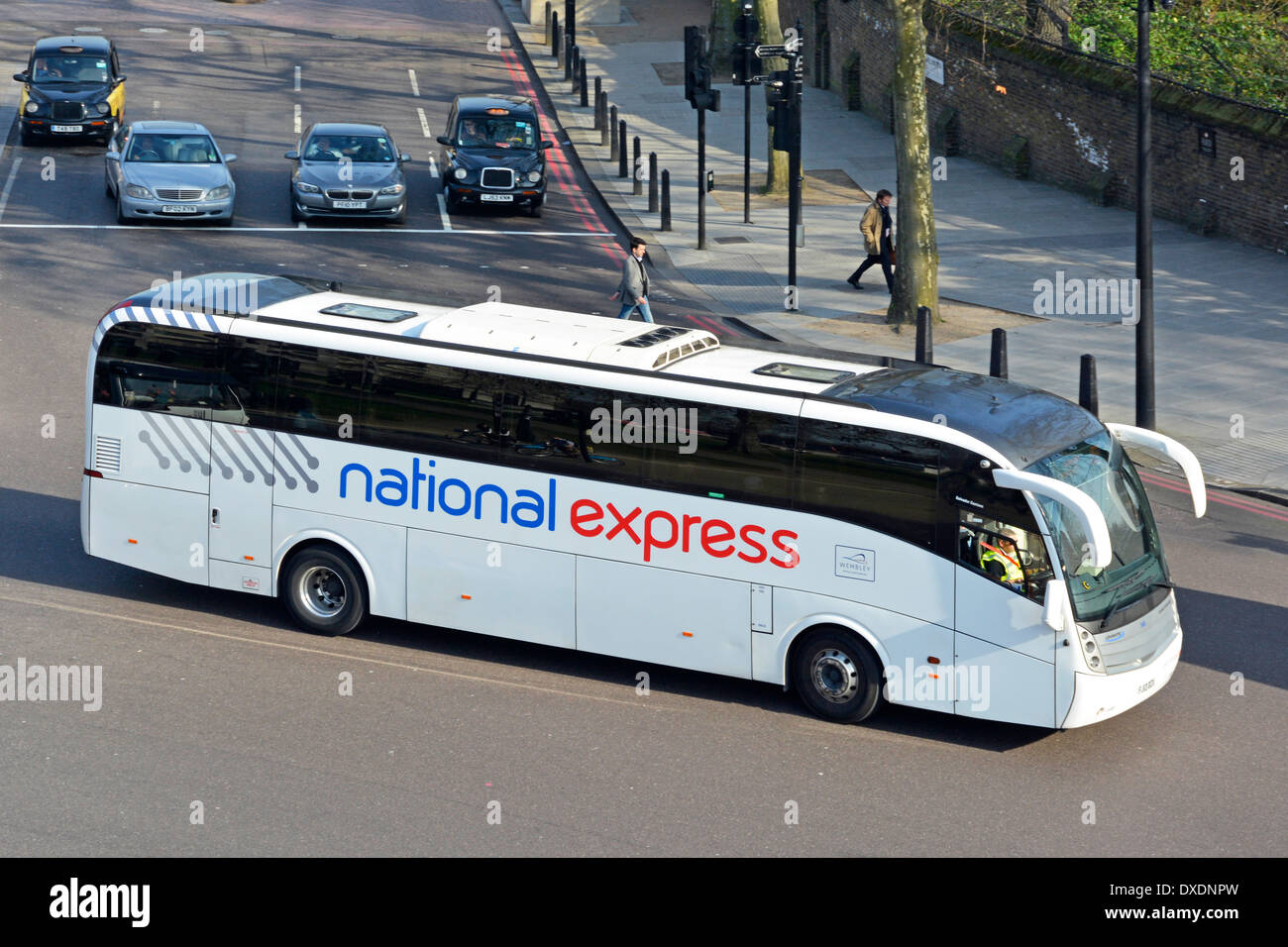 Vue aérienne de l'autocar et du chauffeur National Express en descendant le long de la route Hyde Park Corner sur la route de l'aéroport de Luton et Victoria Londres Angleterre Royaume-Uni Banque D'Images