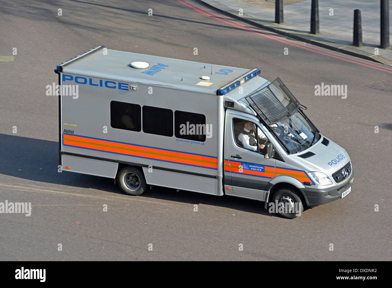 Vue aérienne de la Metropolitan Police van & driver montrant les marquages du toit et signe pour la reconnaissance de plaques minéralogiques (ANPR) équipé Banque D'Images