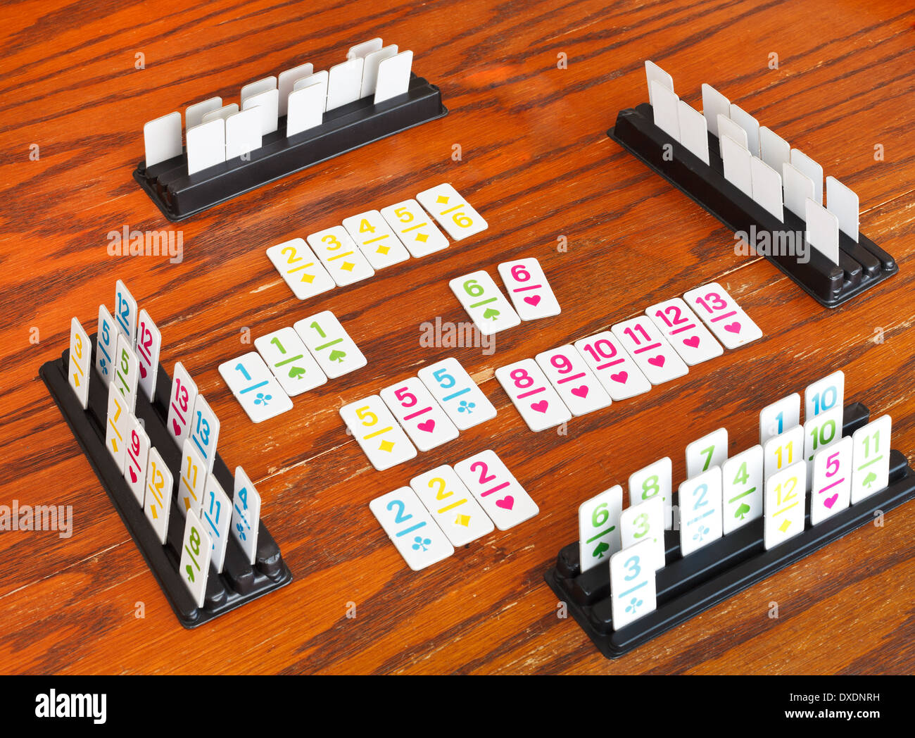 Jeu de Rami jeu de carte sur table en bois Banque D'Images