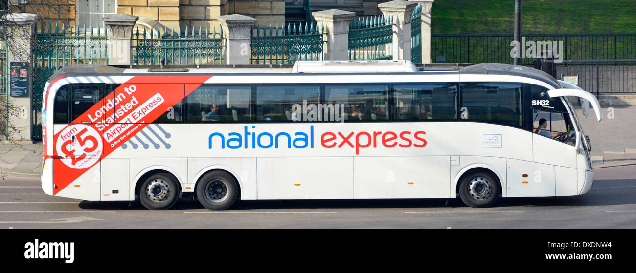 Close up of National Express Coach sur la route entre l'aéroport de Stansted et London Victoria Banque D'Images