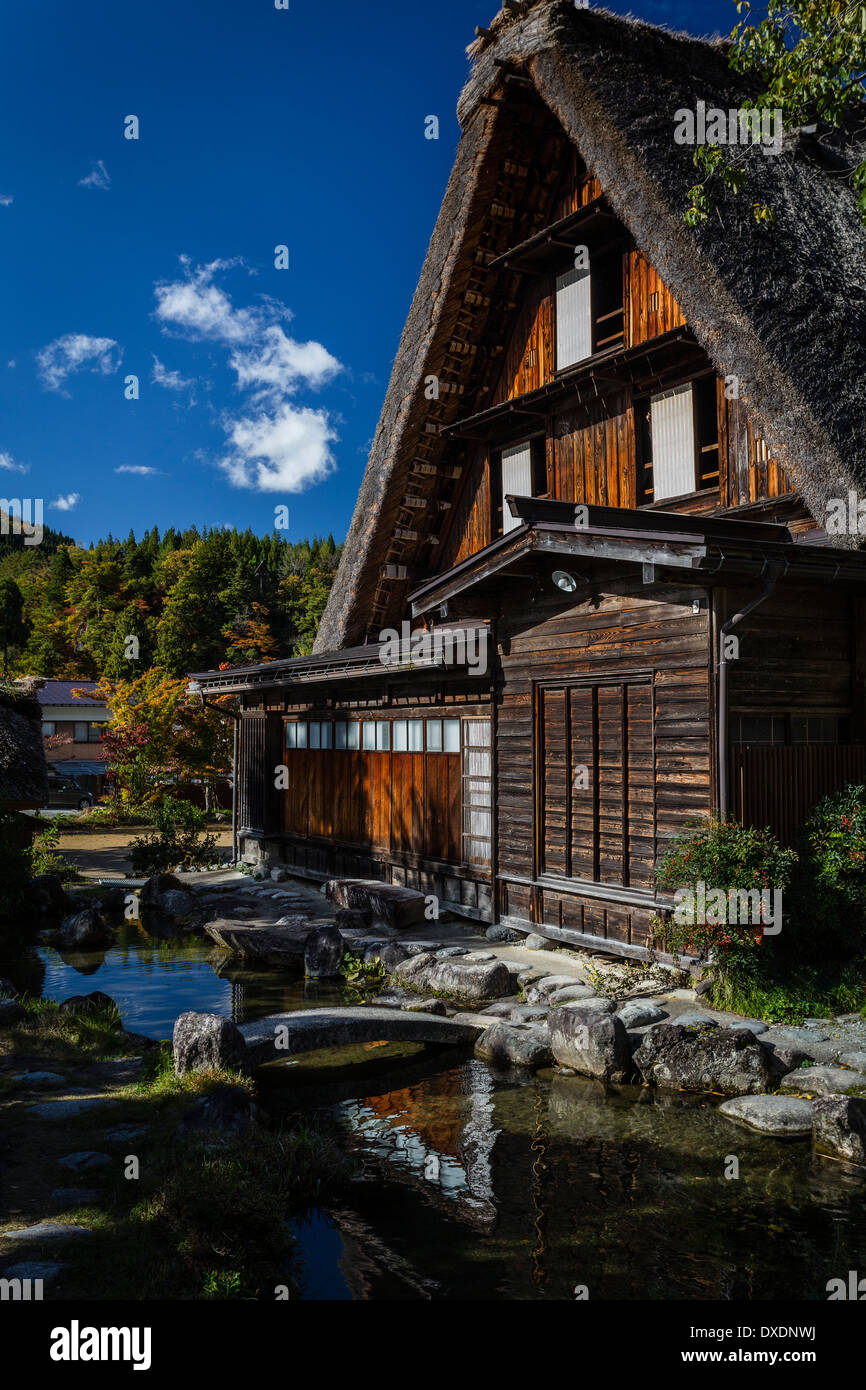 Toit de chaume traditionnel cottage à Shirakawa-go, Japon Banque D'Images