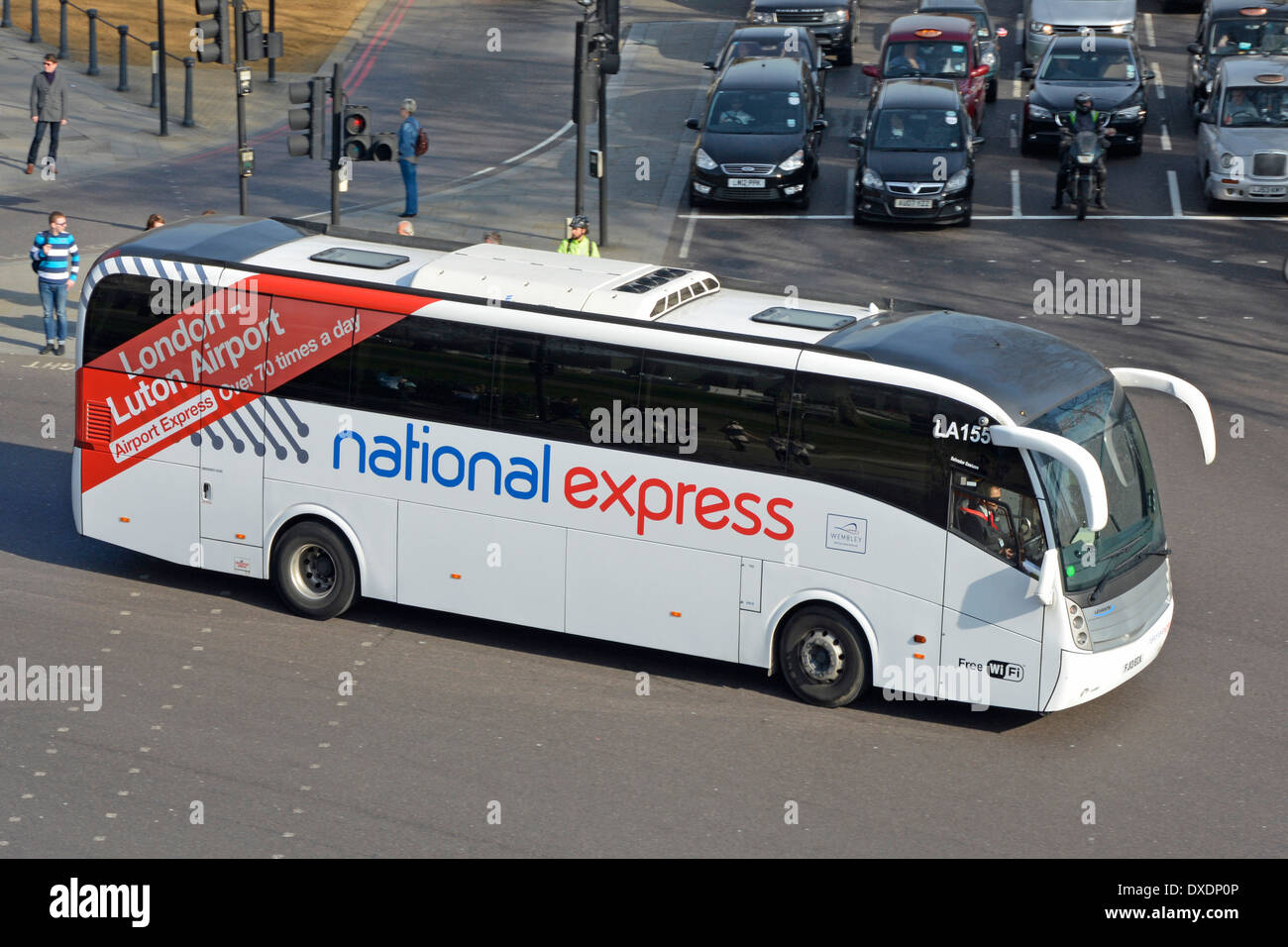 Regarder sur National Express Coach sur la route entre l'aéroport de Luton et London Victoria Banque D'Images
