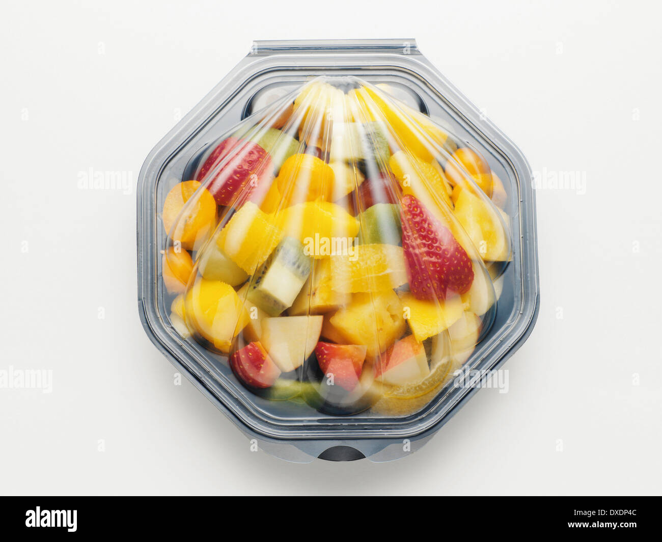 Salade de fruits emballés dans des conteneurs en plastique, on white background, studio shot Banque D'Images