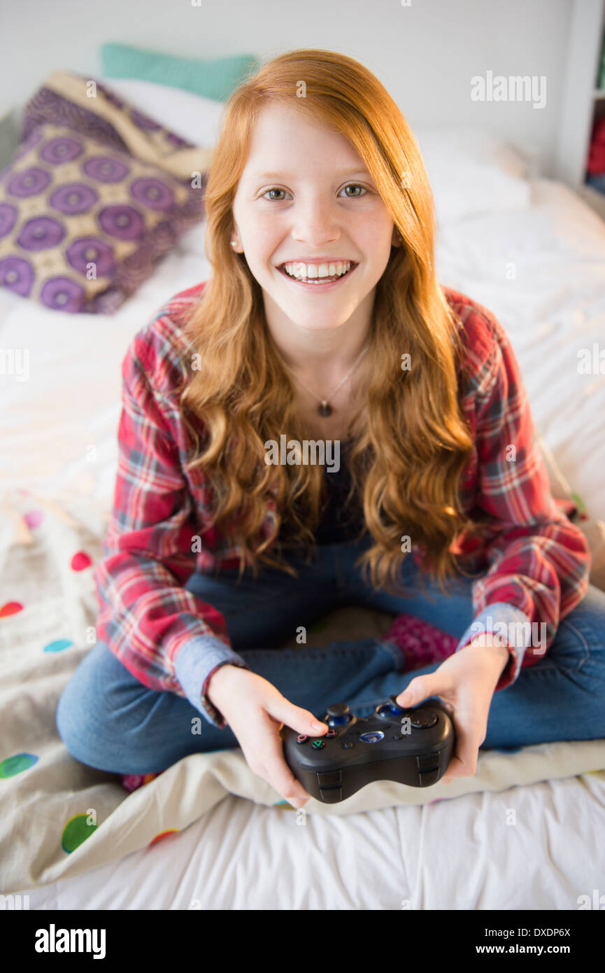 Portrait of Girl (12-13) playing video games Banque D'Images