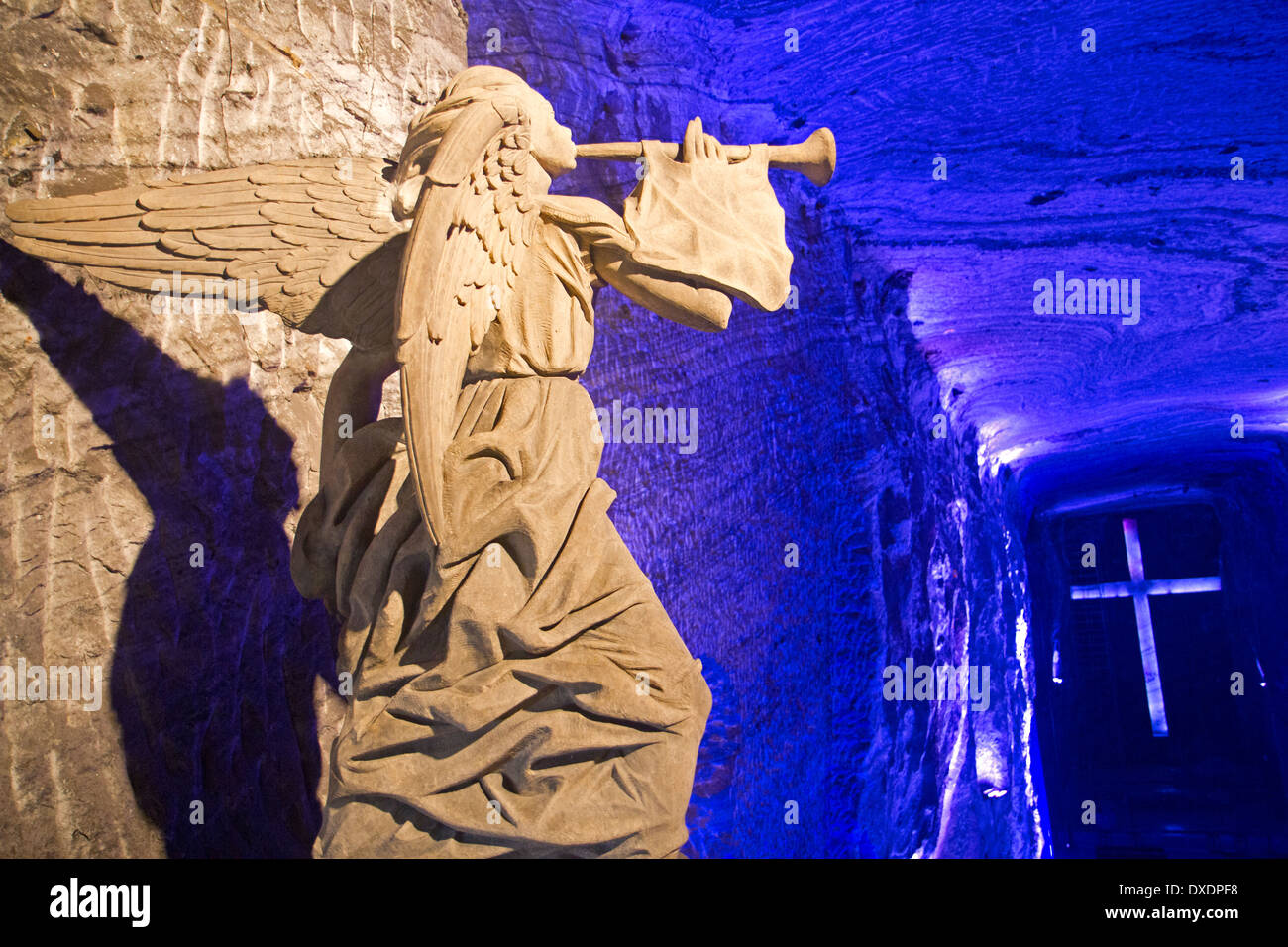 Angel statue surplombant la grande chapelle dans la cathédrale de sel de Zipaquirá Banque D'Images