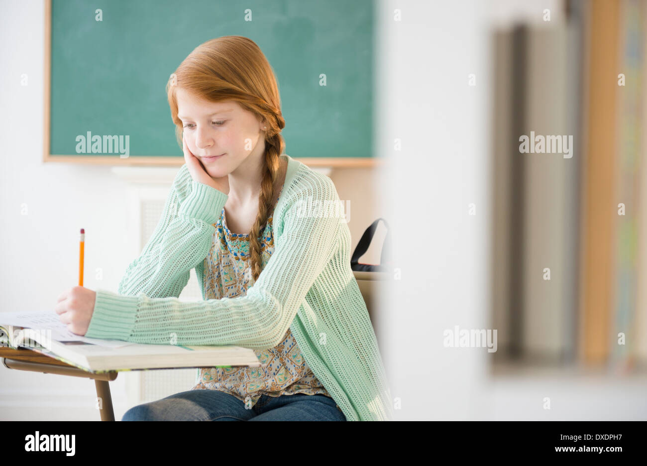 Girl (12-13) à l'école Banque D'Images