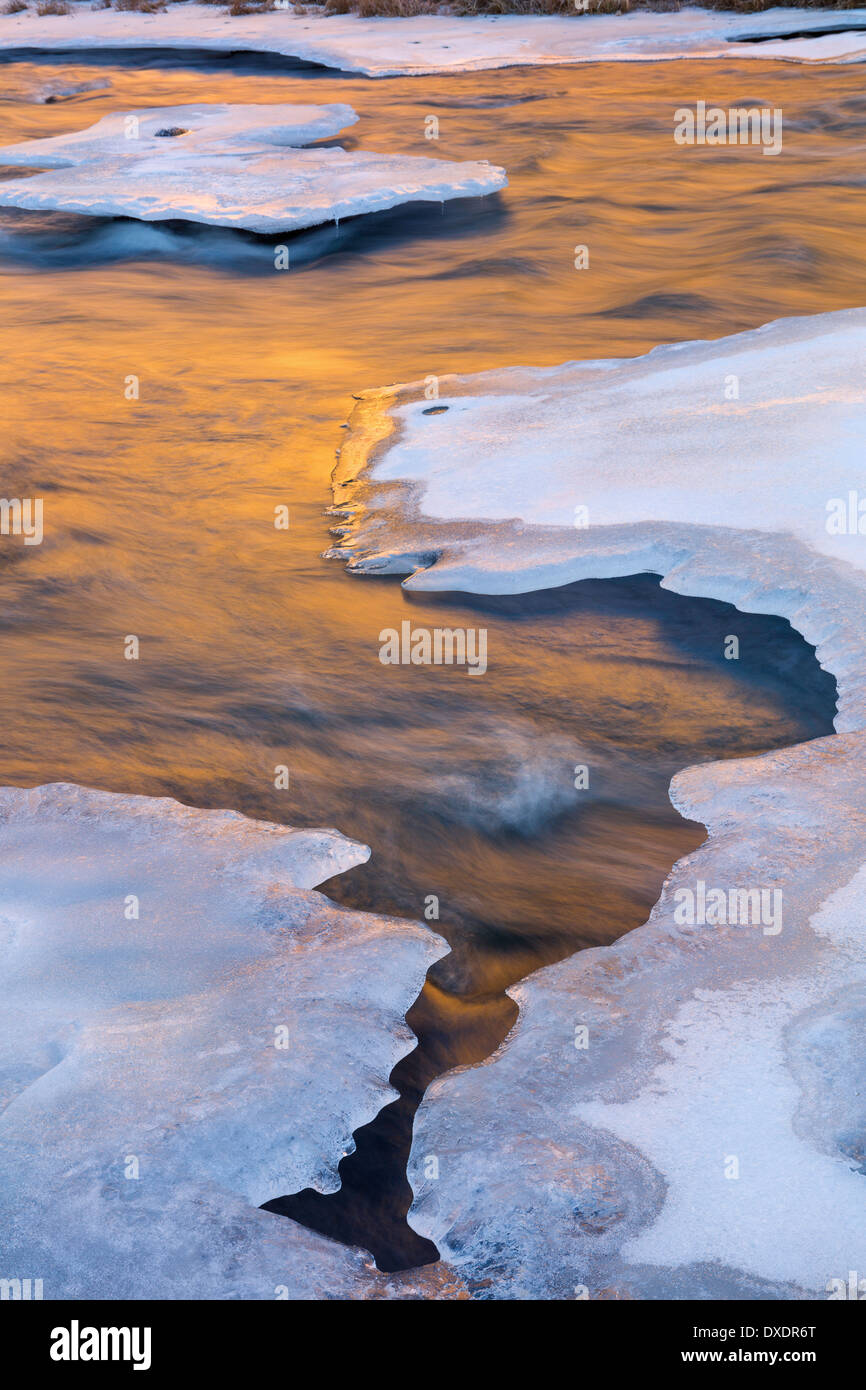 Smith Rocks reflétant l'or sur la glace sur la rivière Crooked en hiver. De l'Oregon. USA Banque D'Images