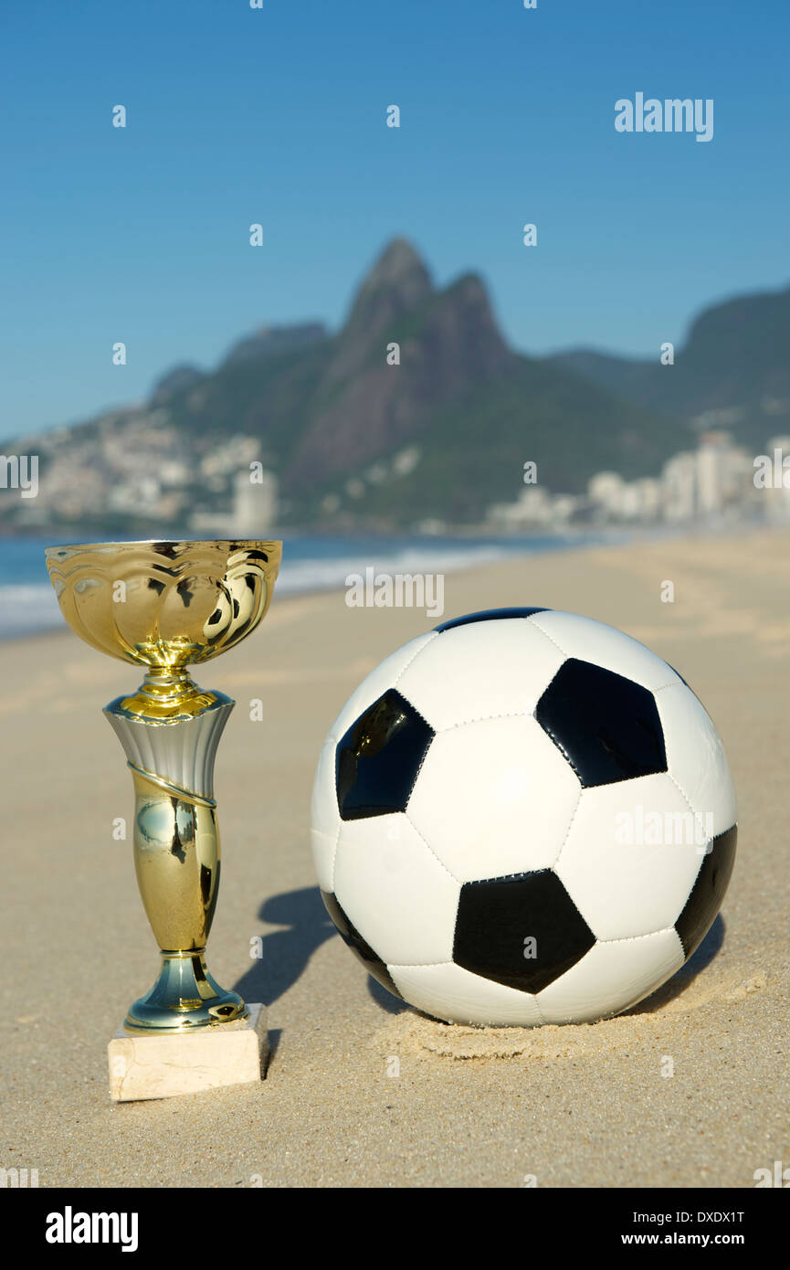 Le Brésil champion soccer football trophée avec la plage d'Ipanema Rio de Janeiro Brésil Banque D'Images