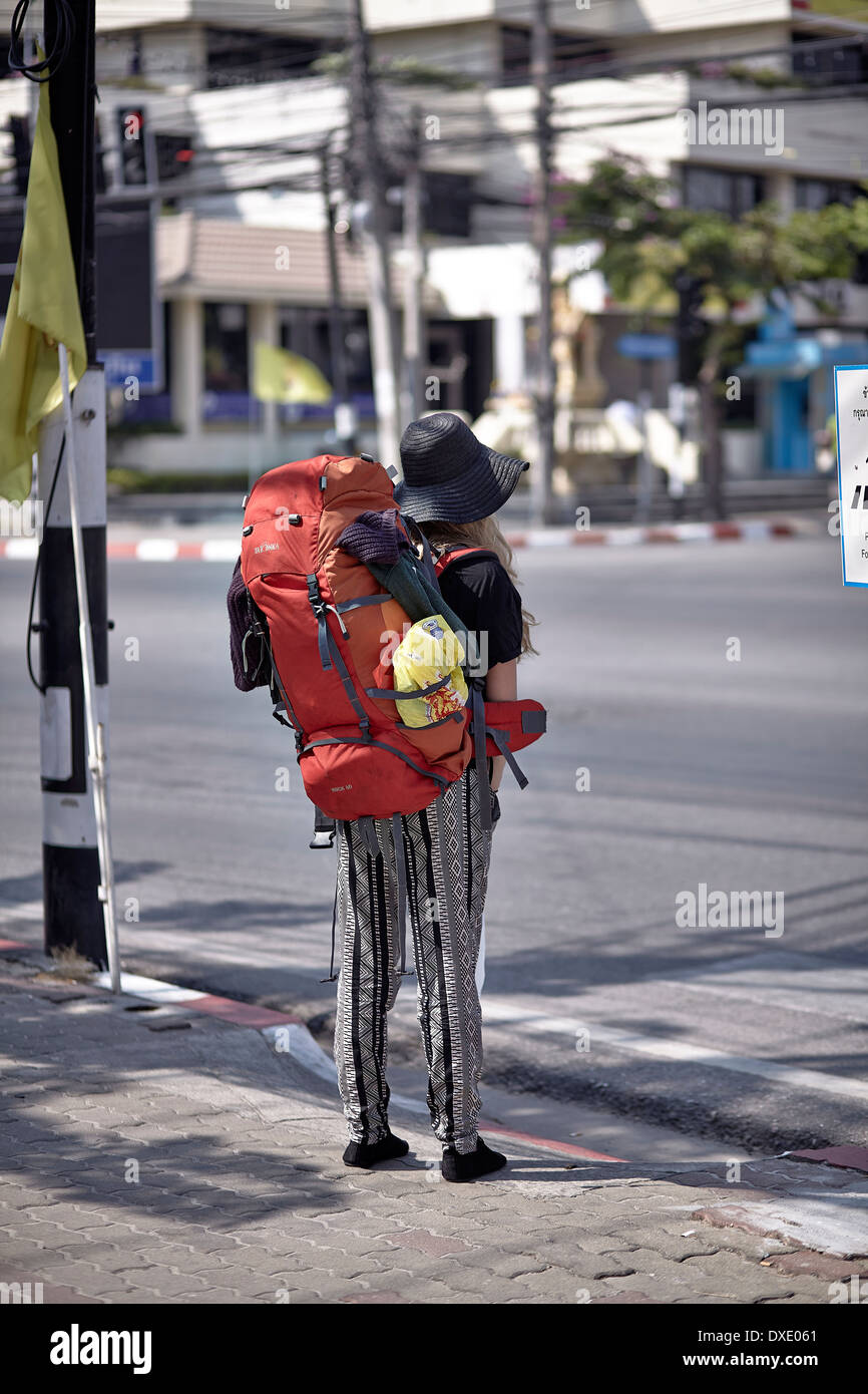 Femme routard voyageant seule à travers la Thaïlande tourisme S.E. Asie Banque D'Images
