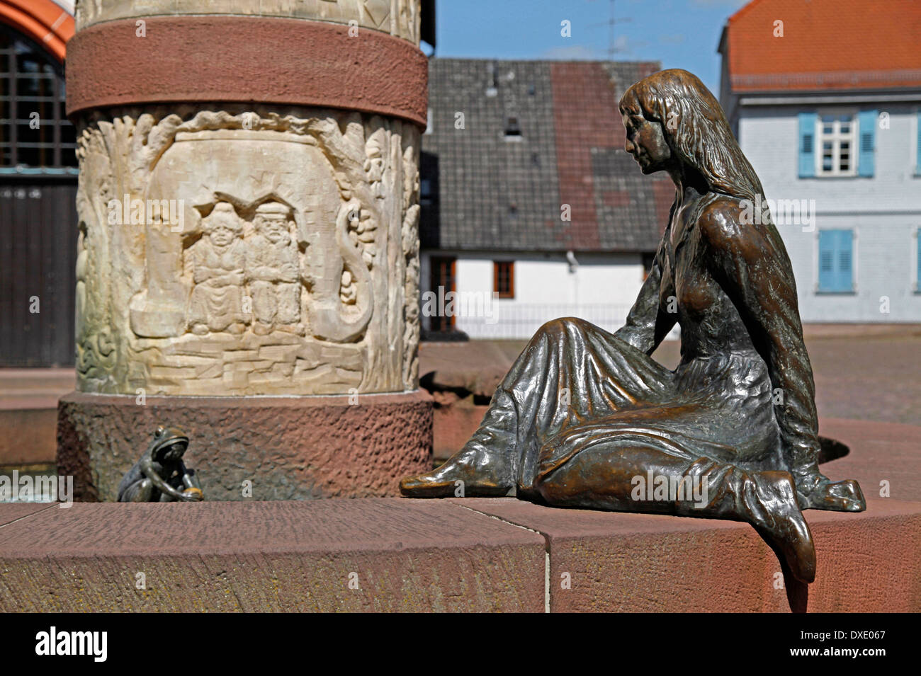 Fontaine de contes de fées, la fille du roi et la grenouille et la princesse, Bonaduz an der Strasse, district Main-Kinzig-Kreis, Hesse, Allemagne Banque D'Images