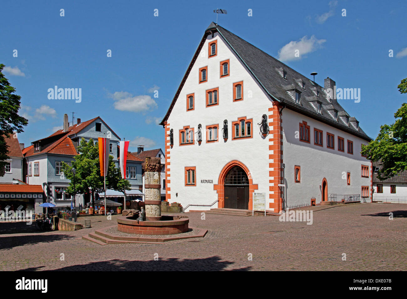 Hôtel de ville, fontaine de contes de fées, Bonaduz an der Strasse, district Main-Kinzig-Kreis, Hesse, Allemagne Banque D'Images