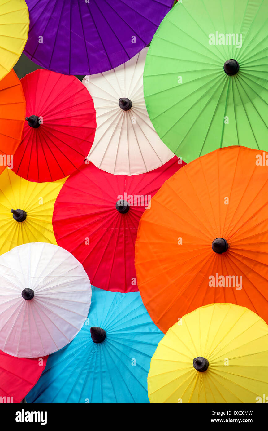 Des parasols colorés faits main fond traditionnel Thaï Banque D'Images