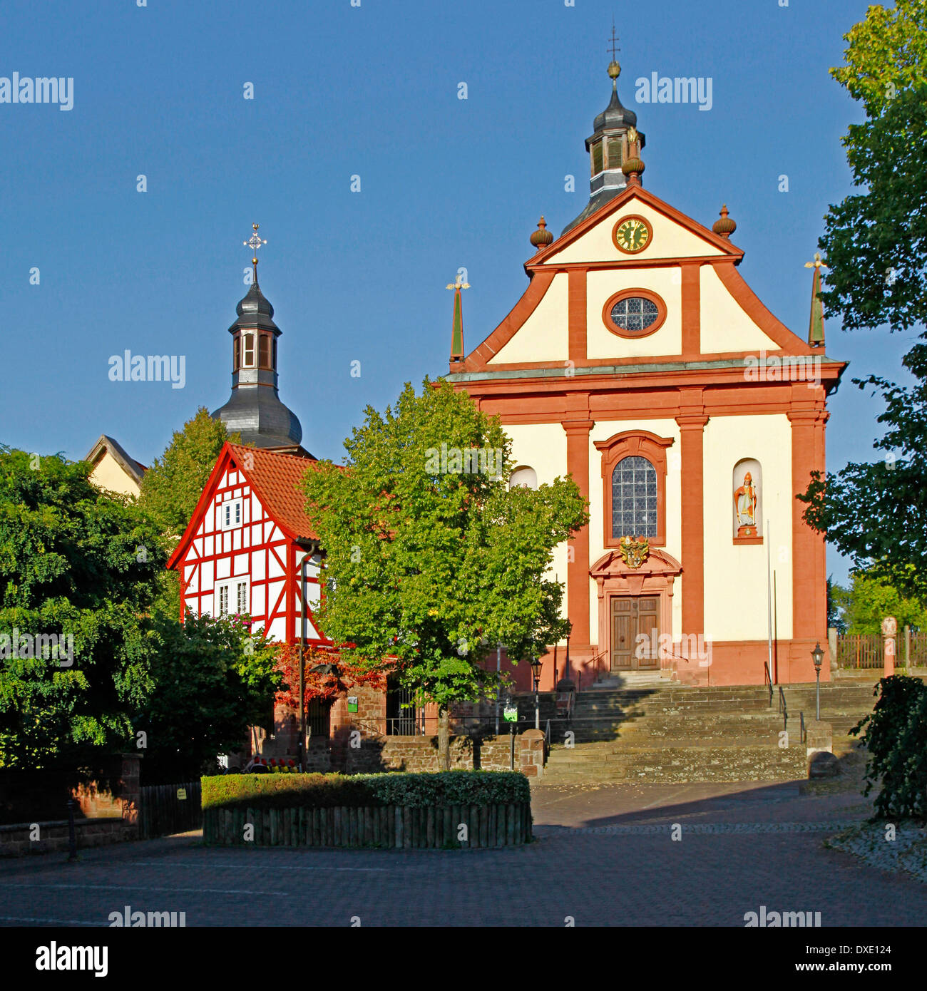 L'église protestante et l'église catholique, Burghaun, district Fulda, Hesse, Allemagne Banque D'Images