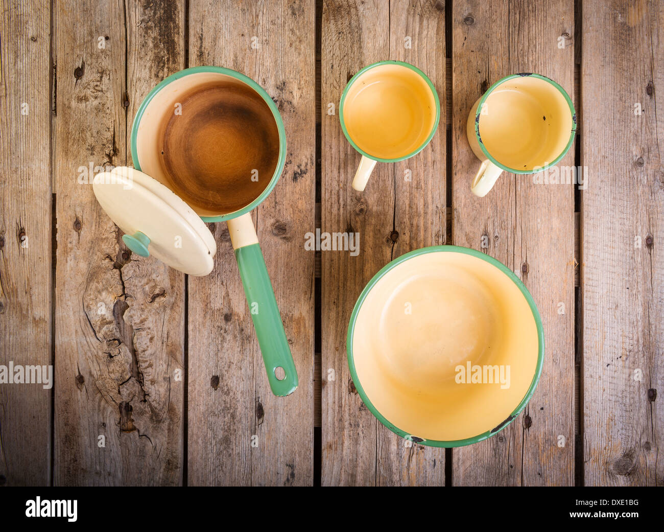 Vieilles tasses et casserole dans une table de cuisine rétro Banque D'Images