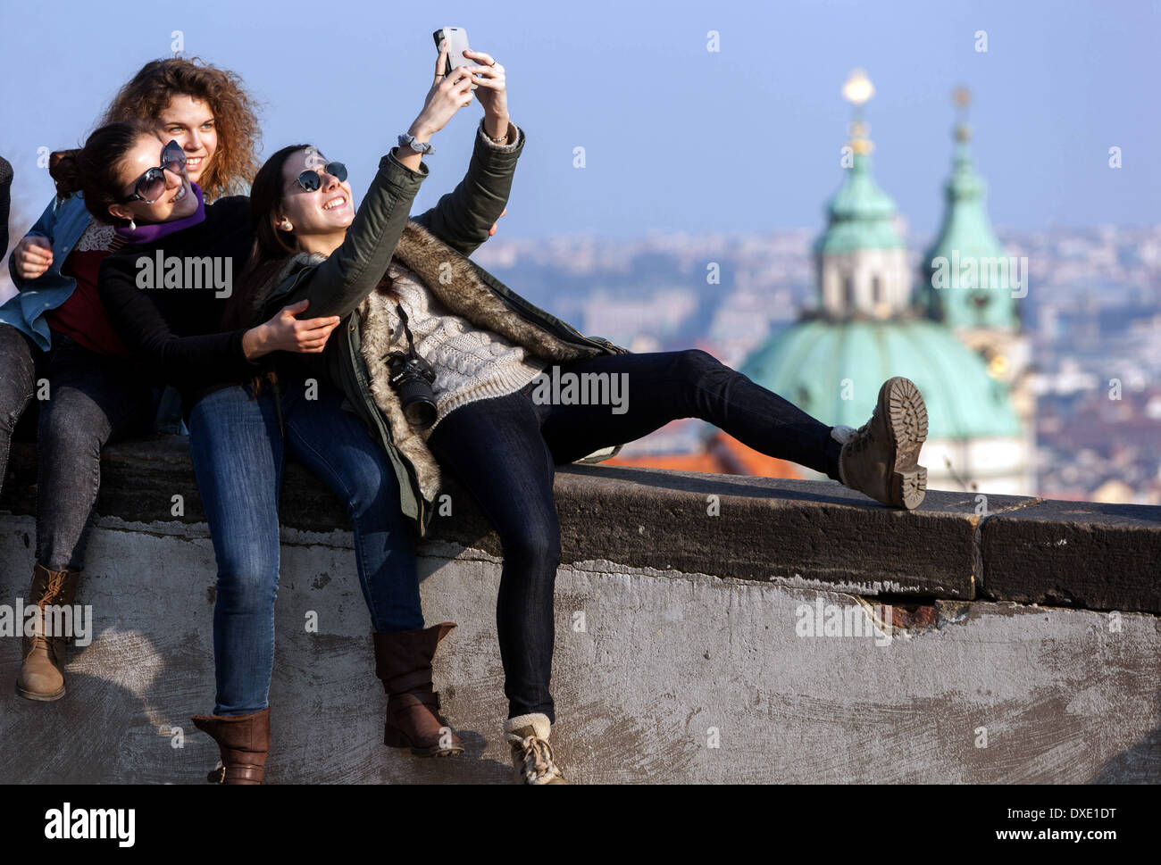 Trois filles. Prendre un Selfie, en arrière-plan est l'église Saint-Nicolas, Malá Strana Prague, République tchèque tourisme Banque D'Images