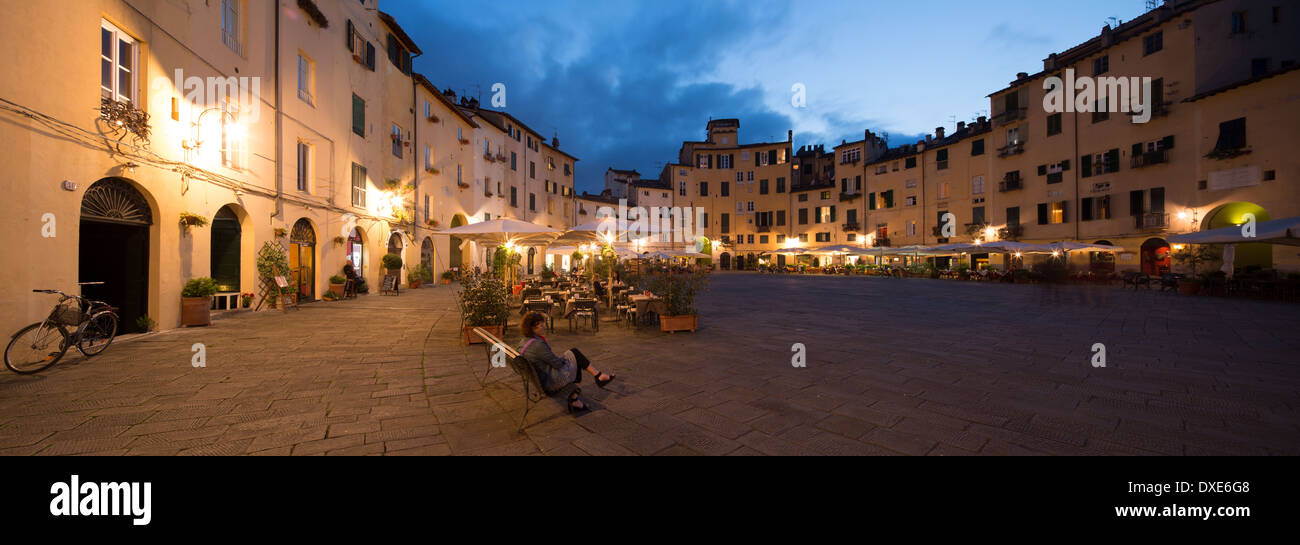 La Piazza dell'Anfiteatro, Lucca, Toscane, Italie Banque D'Images