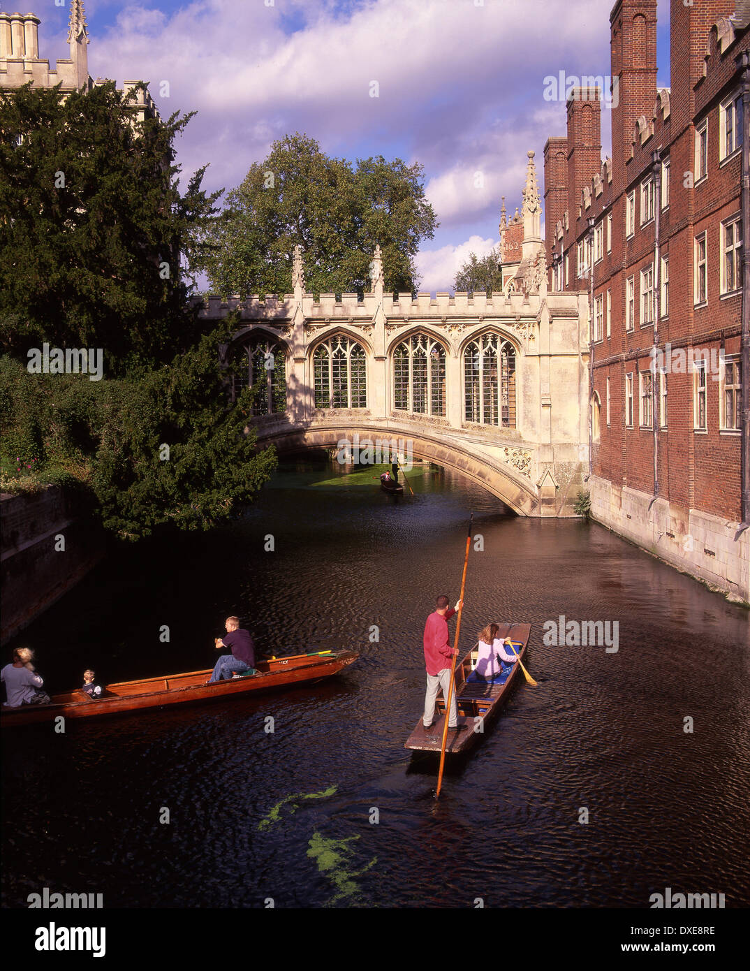 Plates sur la rivière Cam au pont des soupirs à St John's College, Cambridge, East Anglia. Banque D'Images