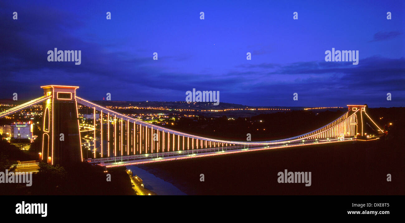 Le pont suspendu de Clifton, la nuit de l'autre côté de la rivière Avon, Angleterre.Somerset Banque D'Images