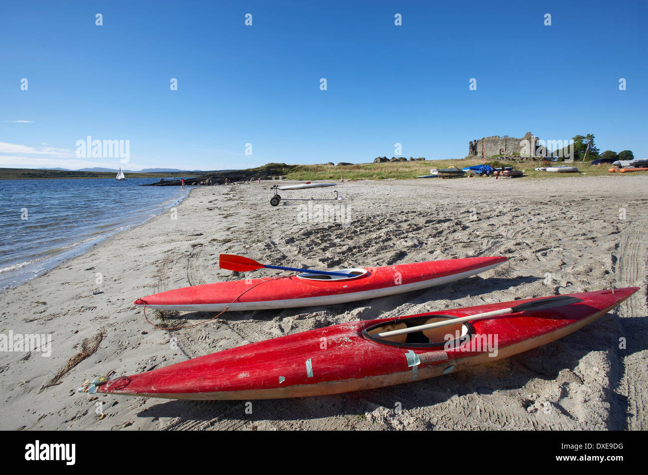 Canot sur la rive du Loch sween avec castle sween dans view.l'Argyll Banque D'Images