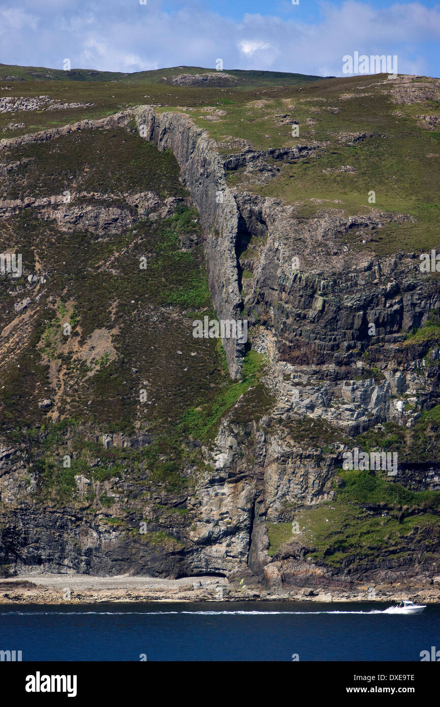 Dyke de basalte sur les falaises sur le Sound of Mull. Banque D'Images