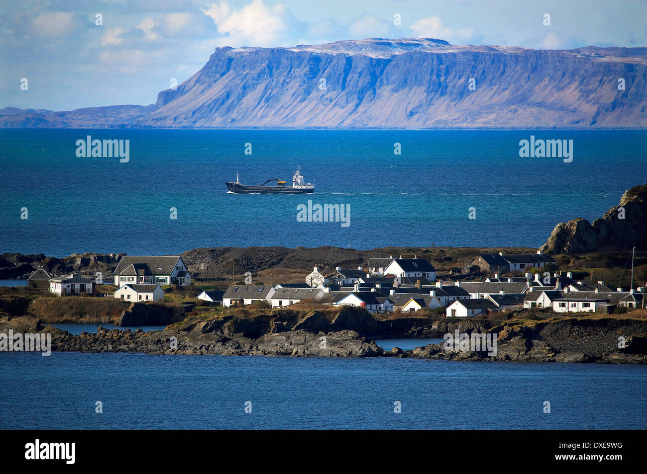 Vue sur Easdale island cottages vers l'île de Mull, Argyll. Banque D'Images