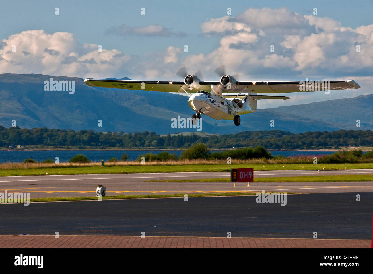 Une guerre mondiale deux PBY Catalina flying boat arrivant à l'aéroport d'Oban en 2013 Banque D'Images