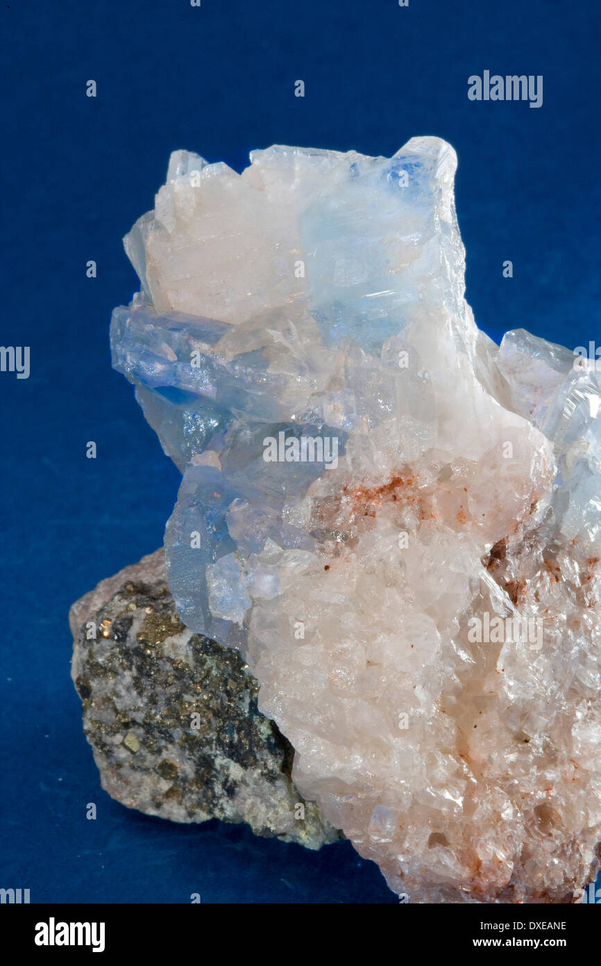 Échantillon de roche de Célestine (cristaux de sulfate de baryum) recueillis dans le Derbyshire, Angleterre Banque D'Images