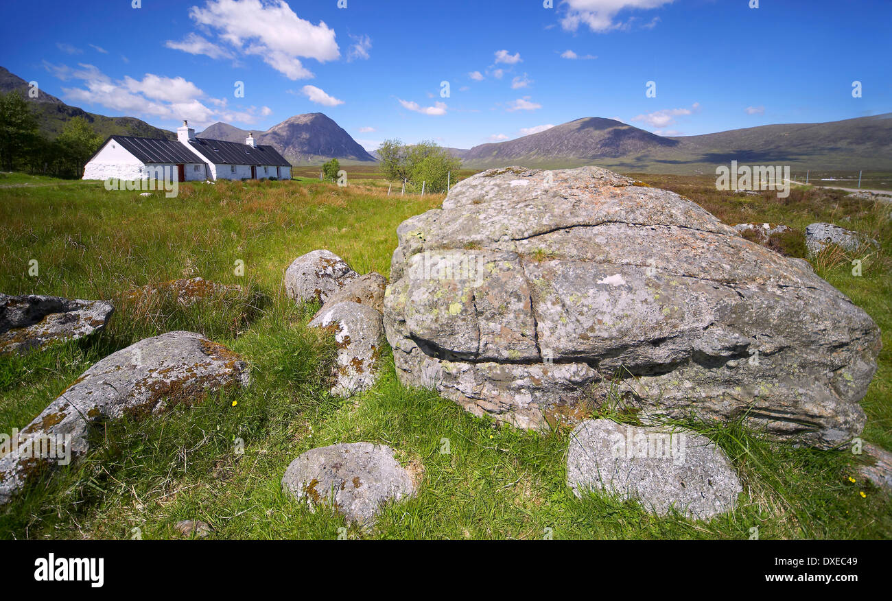 Croft près de Glencoe avec le pic de Buachaille-Etive-Mhor à distance.West Highlands. Banque D'Images