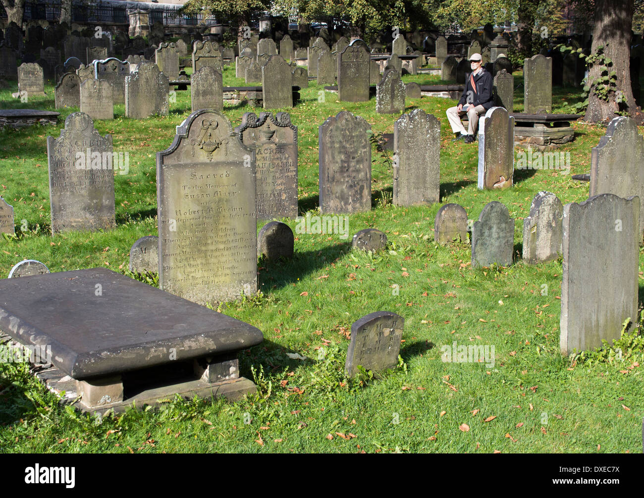 Homme assis dans le vieux cimetière de St Mary's Cathedral Basilica, Nova Scotia Canada Banque D'Images